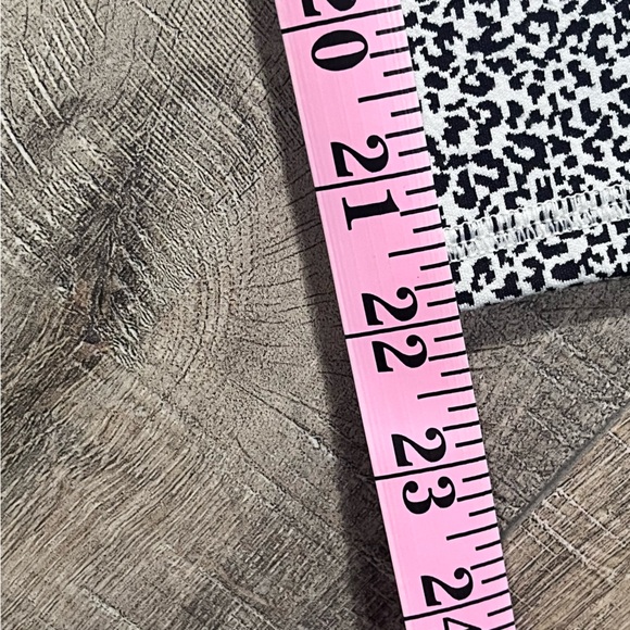 Athleta Leopard Print Salutation Stash II Textured Tight Crop Leggings Size M - Picture 8 of 8